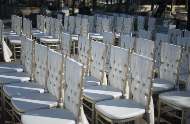 El auge del alquiler de sillas para eventos transforma la organización de celebraciones en España